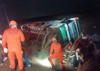 Ônibus com 33 passageiros tomba em rodovia; nove pessoas ficam feridas