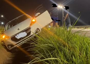 Motorista de Peugeot cai em valeta na BR-369 em Apucarana