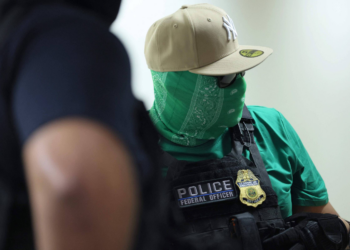 Jornalista é empurrado por agente federal mascarado e fica ferido em tribunal de NY; veja vídeo