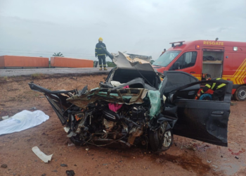 Carreta bate em carro de passeio e deixa dois mortos na BR-163