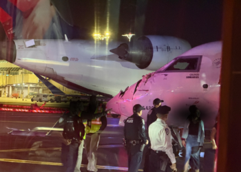 Aviões da Delta batem enquanto taxiavam em aeroporto de Nova York; comissária fica ferida