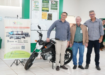 Padre da Catedral de Apucarana ganha moto em campanha solidária