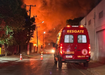 Empresa de reciclagem em Cuiabá fica destruída após ser atingida por fogo