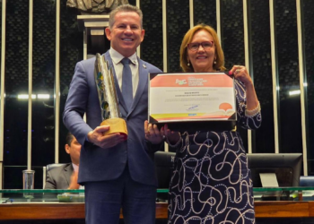 Mauro Mendes recebe honraria do Senado