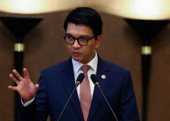 'Primavera dos novinhos': Presidente de Madagascar dissolve Parlamento antes de impeachment, e polícia se junta a protestos da Geração Z