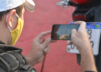 PM aplica várias multas por estacionamento irregular em Ivaiporã