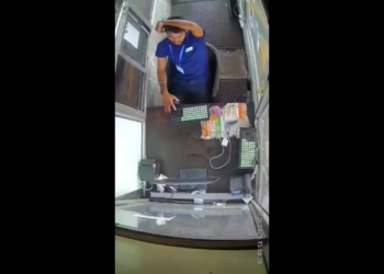 Pneu de caminhão explode em pedágio e destrói cabine em cidade da Índia