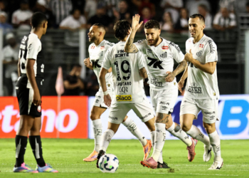 Com Neymar no camarote, Santos vence o Corinthians na Vila