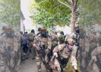 Prisão de imigrantes em Chicago, nos EUA, têm tumulto entre agentes do ICE e multidão; VÍDEO