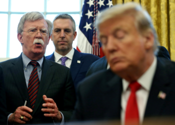 Ex-conselheiro de Trump John Bolton se entrega à Justiça após ser acusado de uso indevido de informações secretas