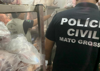 Vigilância flagra esgoto a céu aberto e carne no chão e interdita açougue em Cuiabá