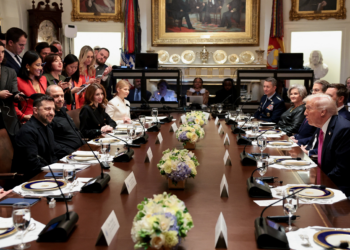 Trump elogia look formal de Zelensky em encontro na Casa Branca: 'Muito bonito e estiloso'