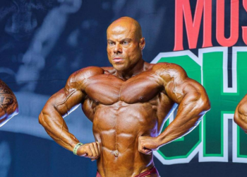 Fisiculturista foi esfaqueado no pescoço pela esposa ao acordar, diz polícia de Santa Catarina