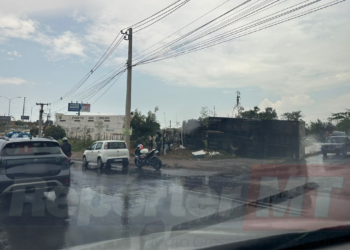 Motorista tomba caminhão em rotatória na MT-251; veja fotos