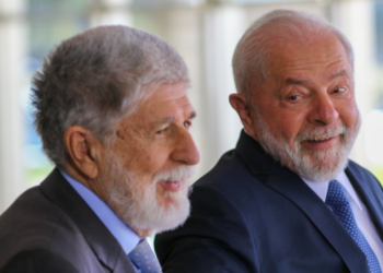 Brasil e EUA quebraram o gelo na relação, mas é preciso 'cautela' nas negociações, diz Amorim