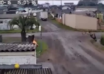 Idoso 'voa' após caminhão se enroscar em fio e arrastar bicicleta