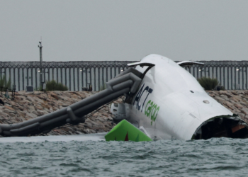 Avião de carga derrapa na pista e cai no mar ao pousar em Hong Kong; duas pessoas morreram, diz mídia local