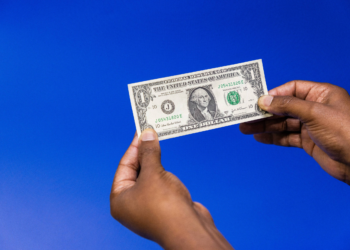 Stablecoin é usada como alternativa para turista driblar IOF no exterior