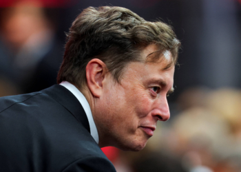 Plano da Tesla de pagar US$ 1 tri a Musk enfrenta resistência de investidores e autoridades