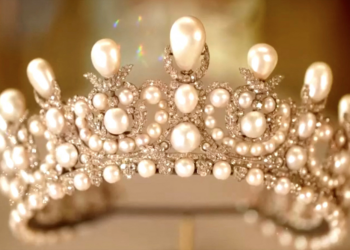 Roubo no Louvre: VÍDEO mostra momento em que ladrão rompe vitrine para levar joias do museu