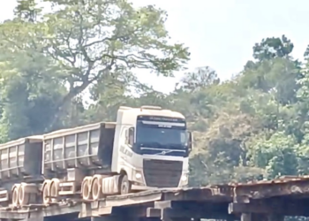 Ponte de madeira com 240 metros sobre Teles Pires pode cair; veja vídeos