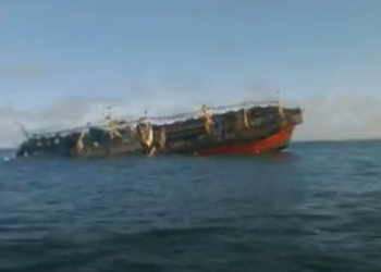 É #FAKE que vídeo mostre navio pesqueiro chinês afundado por governo de Milei; imagem é de 2013