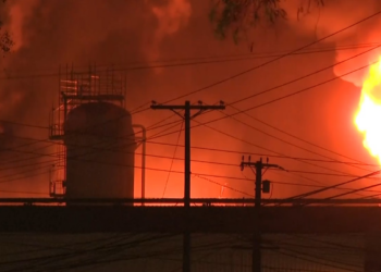 Incêndio de grandes proporções atinge refinaria próxima a Los Angeles, na Califórnia