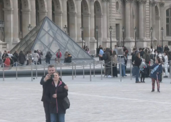 Museu do Louvre reabre para visitantes pela primeira vez após roubo de joias