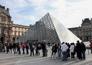 Diretora do Louvre admite 'falha terrível' em roubo de joias e diz que câmeras não cobriam janela por onde suspeitos entraram