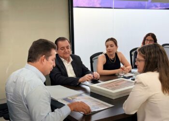 Deputado Sebastião Rezende entrega projeto do novo Hospital Universitário de Rondonópolis ao governador e reforça conquista histórica para a região Sudeste
