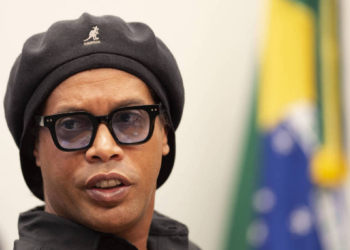 Ronaldinho teve regalias na cadeia por autógrafo em camisa, diz traficante