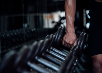 Lutador quebra a perna de PM após vê-lo filmando nádegas de esposa