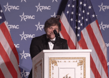 VÍDEO: Ao som de Village People, Javier Milei imita 'dancinha de Trump' em evento conservador