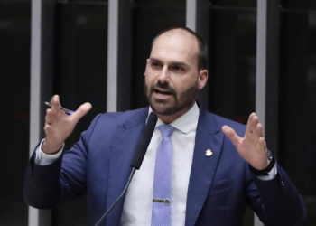 Flávio Bolsonaro chama julgamento do STF de 'farsa'