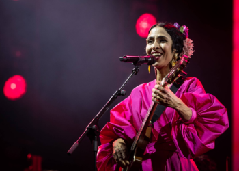 Marisa Monte mostra elegância de bailarina em show com orquestra em SP