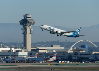 Transporte aéreo será reduzido 'ao mínimo' se shutdown não acabar, diz governo Trump; 1.400 voos são cancelados neste domingo