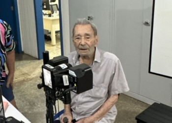 Eleitor de 101 anos faz biometria para votar em 2026