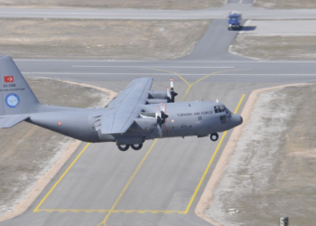 Criado para cargas de guerra: conheça o C-130, avião militar que se desintegrou ao cair na Geórgia