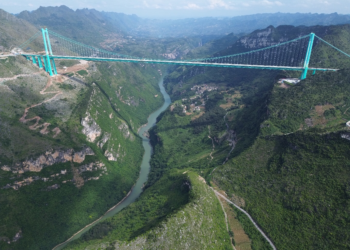 É #FAKE que vídeo mostre obras em ponte que caiu na China; cena registra outro local e exibe estrutura mais alta do mundo
