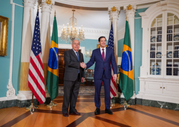 Após reunião sobre tarifas, Rubio posta foto com Mauro Vieira e comenta encontro