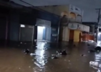 Temporal causa alagamentos e transforma ruas em ‘rio’ em Várzea Grande