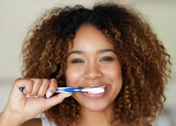 Escovar os dentes antes e não depois do café da manhã: essa e outras 3 dicas para uma higiene bucal correta