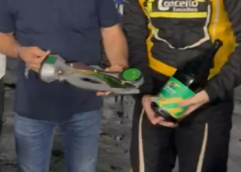 Piloto entrega troféu a Mauro Mendes após corrida da Turismo Nacional