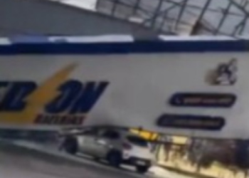 Estrutura de loja desaba e atinge carro em Várzea Grande