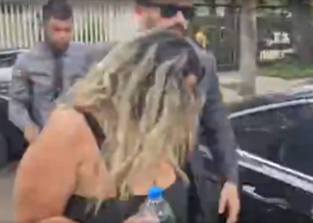 Suspeita de mandar matar mulher se entrega à polícia no RJ