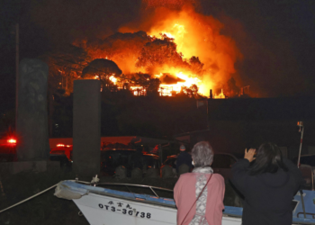 Incêndio no Japão destrói 170 casas e força evacuações; 1 pessoa morreu