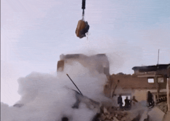 VÍDEO: Homem é resgatado com guindaste após ataque russo que deixou 25 mortos na Ucrânia