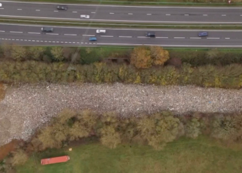 Visível do espaço: montanha de lixo às margens de rio causa indignação no Reino Unido