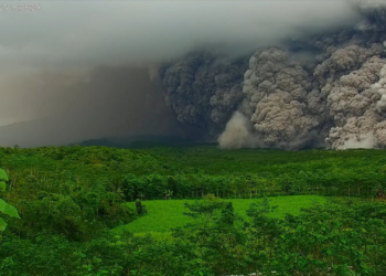 Vulcão entra em erupção perto de Bali, na Indonésia