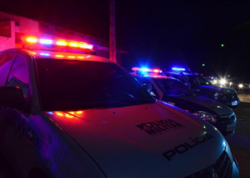 Homem atira em rival durante briga em conveniência de posto e acaba preso em flagrante